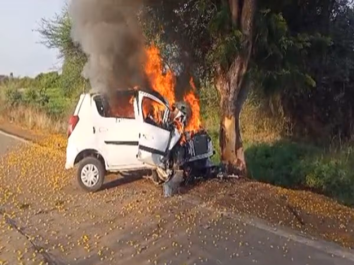 Assam : सिलचर के तारापुर ओवरब्रिज पर लावारिस कार में लगी आग Assam : सिलचर के तारापुर ओवरब्रिज पर लावारिस कार में लगी आग