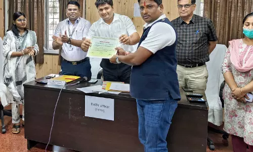 जिला पंचायत के नवनिर्वाचित सदस्यों को जिला पंचायत CEO एवं रिटर्निंग अधिकारी ने सौंपे प्रमाण पत्र