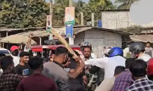 कांग्रेस सांसद पर भीड़ ने किया जानलेवा हमला, देखें VIDEO
