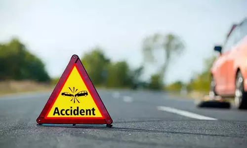 Mancherial: ट्रक ने कार को रौंदा, 49 वर्षीय महिला की मौत