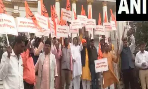 भाजपा विधायकों ने मृत्यु कुंभ टिप्पणी को लेकर CM Banerjee के खिलाफ प्रदर्शन किया