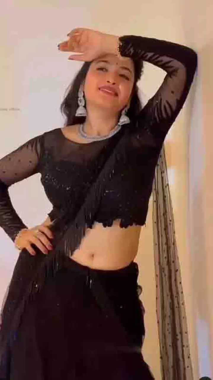 बिग बॉस फेम Rathika Rose ने ब्लैक ग्लैमरस साड़ी में बिखेरा जलवा