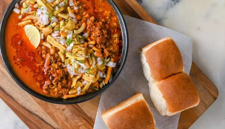 Misal Pav: घर पर स्ट्रीट फूड का मजा लेना चाहते हैं तो ये डिश है परफेक्ट Misal Pav: घर पर स्ट्रीट फूड का मजा लेना चाहते हैं तो ये डिश है परफेक्ट