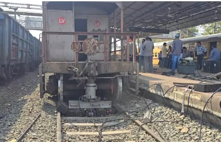 MP News: बड़ा हादसा, मालगाड़ी के चार डिब्बे पटरी से उतरे, अफरा-तफरी MP News: बड़ा हादसा, मालगाड़ी के चार डिब्बे पटरी से उतरे, अफरा-तफरी