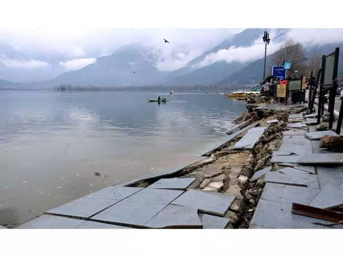 Jammu: बारिश के बाद बुलेवार्ड रोड पर पैदल मार्ग का हिस्सा ढह गया Jammu: बारिश के बाद बुलेवार्ड रोड पर पैदल मार्ग का हिस्सा ढह गया