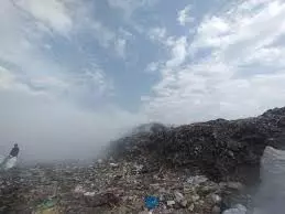 Uttarakhand:ट्रेंचिंग ग्राउंड में लगी आग, उठता रहा जहरीला धुआं Uttarakhand:ट्रेंचिंग ग्राउंड में लगी आग, उठता रहा जहरीला धुआं