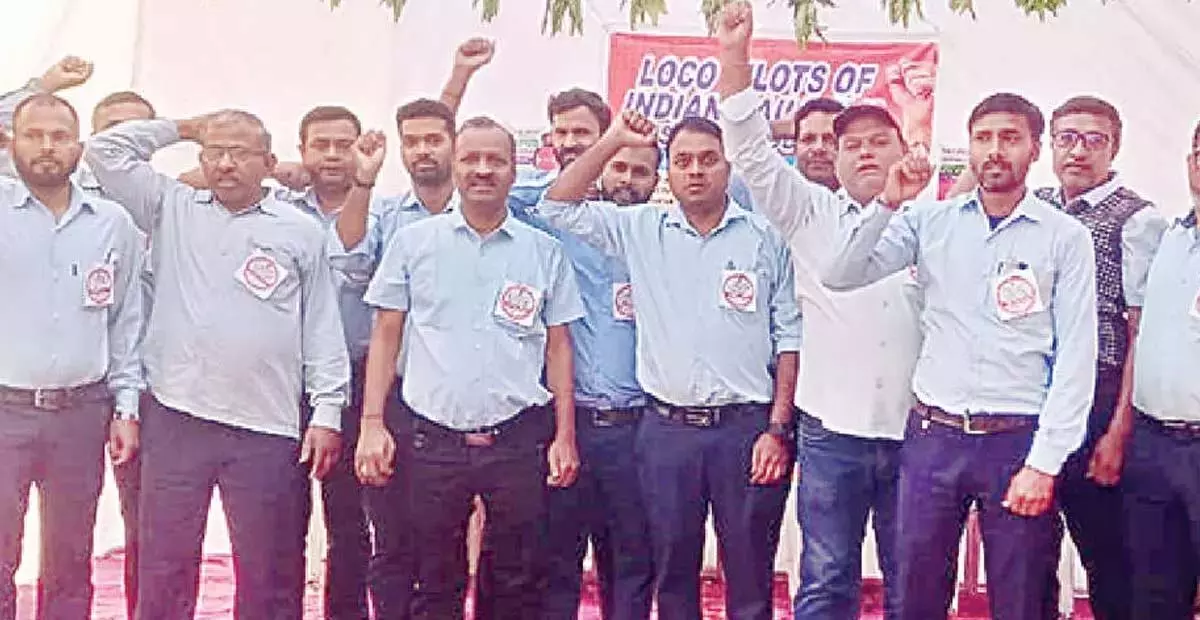 Telangana: लोको रनिंग स्टाफ ने अपनी मांगों को लेकर अनशन शुरू किया Telangana: लोको रनिंग स्टाफ ने अपनी मांगों को लेकर अनशन शुरू किया