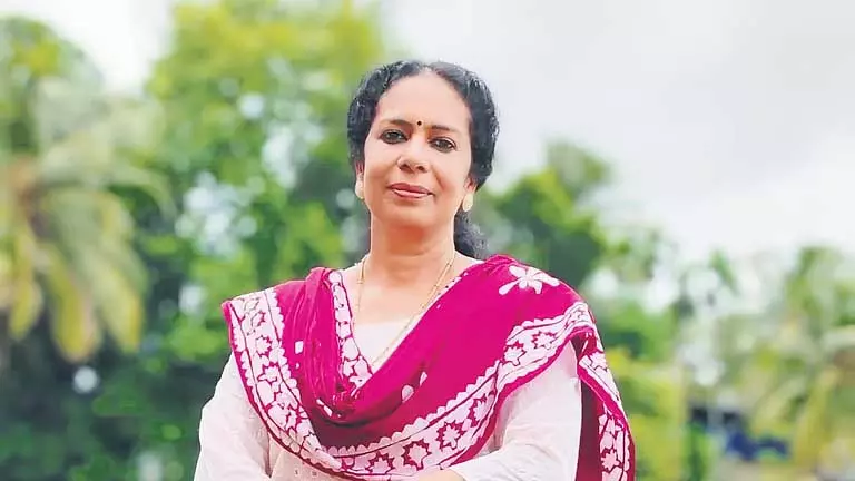 Kerala: लंबे इंतजार के बाद ‘थडावु’ सिनेमाघरों में रिलीज होने से बीना सातवें आसमान पर Kerala: लंबे इंतजार के बाद ‘थडावु’ सिनेमाघरों में रिलीज होने से बीना सातवें आसमान पर