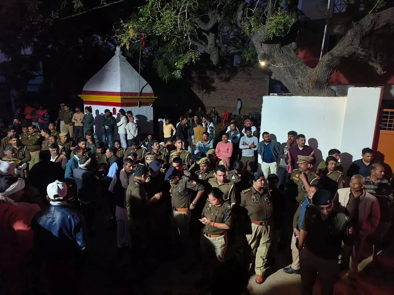 Kanpur: दौलतपुर गांव में युवक की हत्या के बाद छावनी बना रहा गांव Kanpur: दौलतपुर गांव में युवक की हत्या के बाद छावनी बना रहा गांव