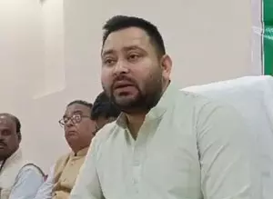 राजद नेता तेजस्वी यादव ने बेरोजगारी और पलायन को लेकर नीतीश सरकार को घेरा राजद नेता तेजस्वी यादव ने बेरोजगारी और पलायन को लेकर नीतीश सरकार को घेरा