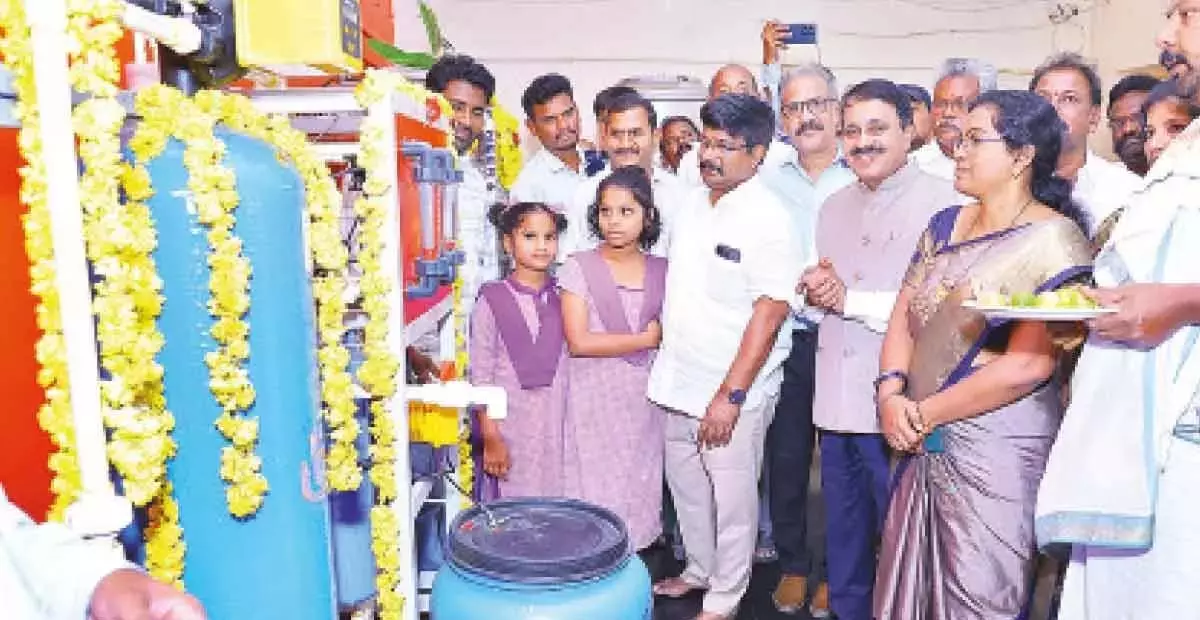 Andhra: कोरोमंडल ने छात्रों के लिए आरओ संयंत्र दान किए Andhra: कोरोमंडल ने छात्रों के लिए आरओ संयंत्र दान किए