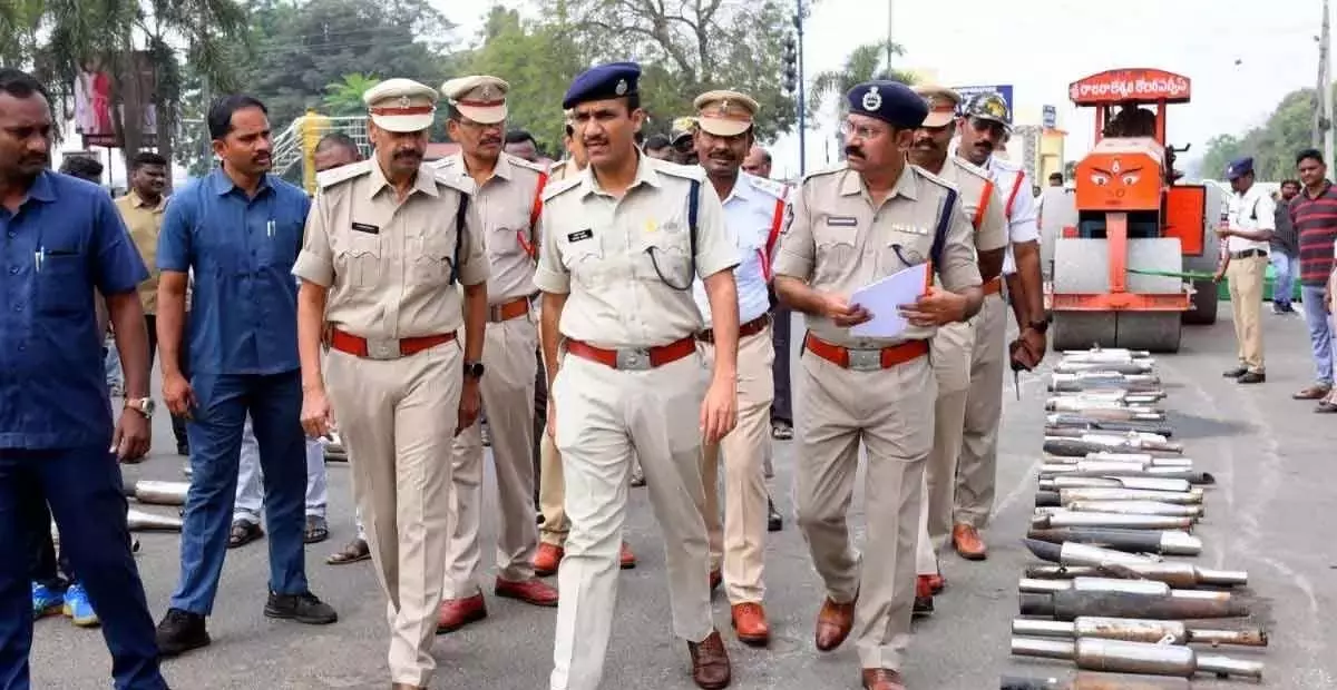 Andhra: यातायात पुलिस ने 250 संशोधित बाइक साइलेंसर नष्ट किए Andhra: यातायात पुलिस ने 250 संशोधित बाइक साइलेंसर नष्ट किए