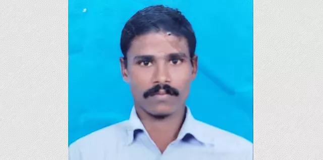 Tamil Nadu: वजप्पाडी के पास सड़क दुर्घटना में बच्चों के सामने पिता की मौत Tamil Nadu: वजप्पाडी के पास सड़क दुर्घटना में बच्चों के सामने पिता की मौत