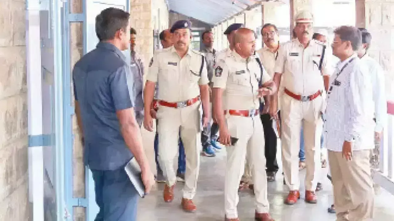 SP सतीश कुमार ने स्ट्रांग रूम की सुरक्षा का लिया जायजा SP सतीश कुमार ने स्ट्रांग रूम की सुरक्षा का लिया जायजा
