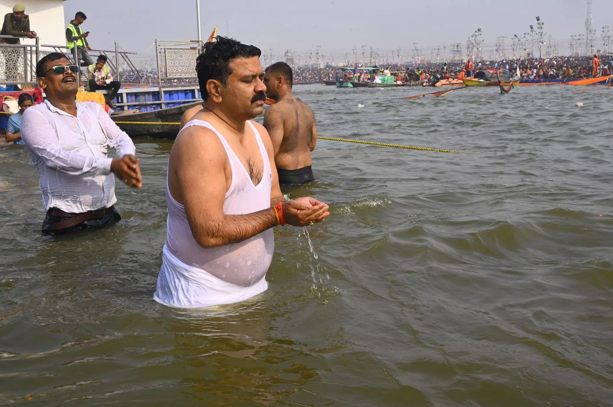 गृहमंत्री विजय शर्मा ने प्रयागराज महाकुंभ में स्नान किया गृहमंत्री विजय शर्मा ने प्रयागराज महाकुंभ में स्नान किया