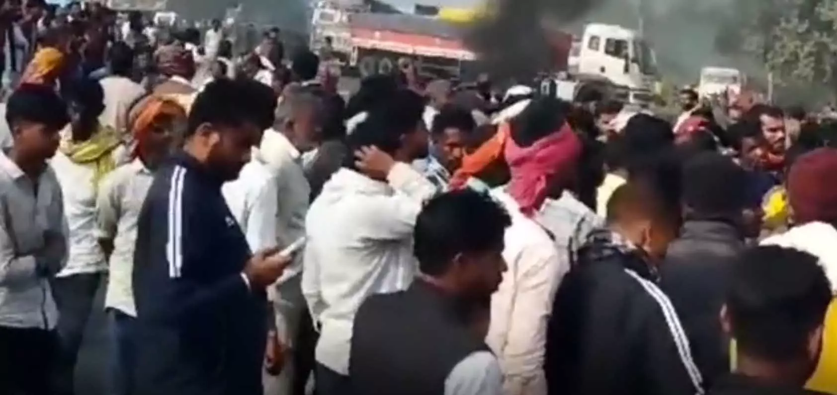 परीक्षा के दौरान बवाल: दो गुटों में झड़प, एक की मौत के बाद गुस्साए लोग परीक्षा के दौरान बवाल: दो गुटों में झड़प, एक की मौत के बाद गुस्साए लोग