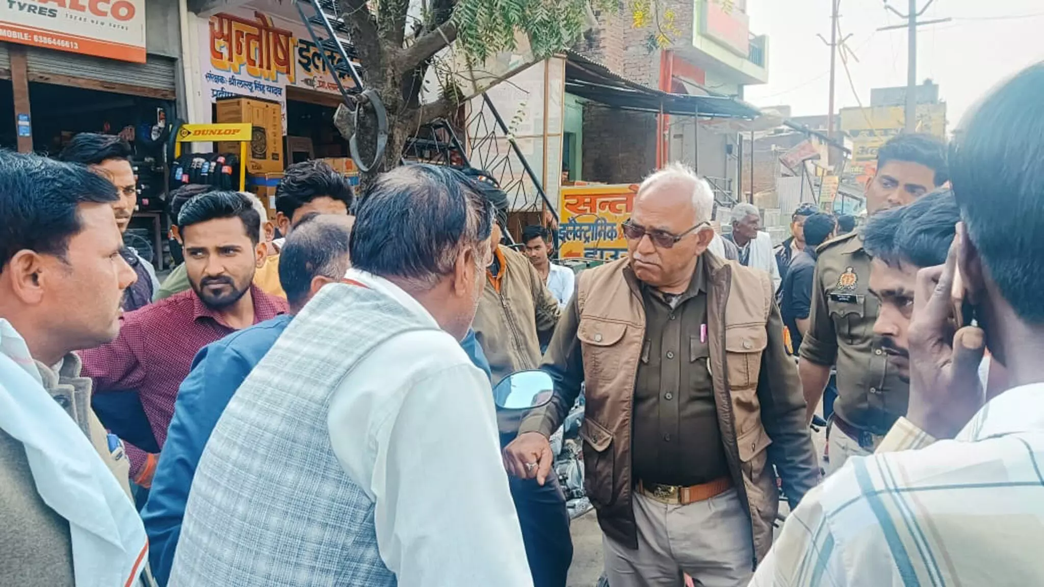 Nawabganj: एटीएम से पैसे निकालने का विरोध करने पर हुई मारपीट Nawabganj: एटीएम से पैसे निकालने का विरोध करने पर हुई मारपीट