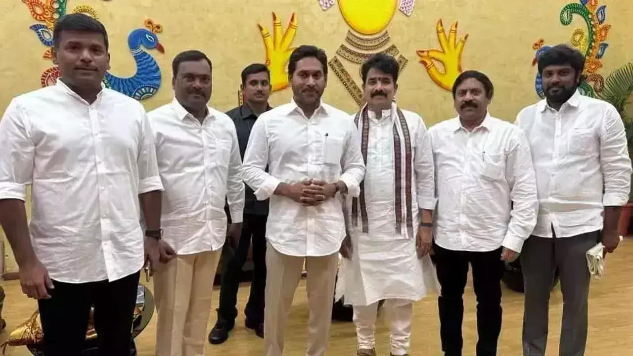 YSRCP नेताओं ने पार्टी प्रमुख वाईएस जगन से मुलाकात की YSRCP नेताओं ने पार्टी प्रमुख वाईएस जगन से मुलाकात की