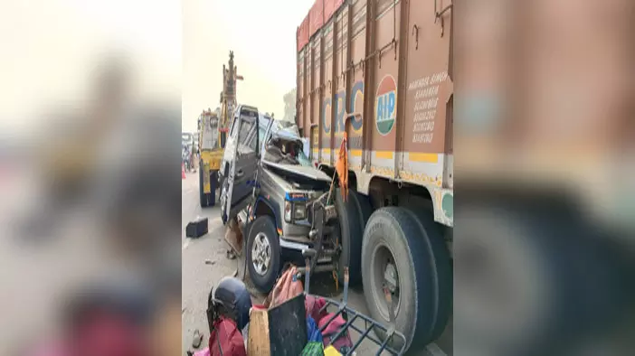तेज रफ्तार क्रूजर जीप खड़े ट्रक में घुसी, चार लोगों की मौत तेज रफ्तार क्रूजर जीप खड़े ट्रक में घुसी, चार लोगों की मौत