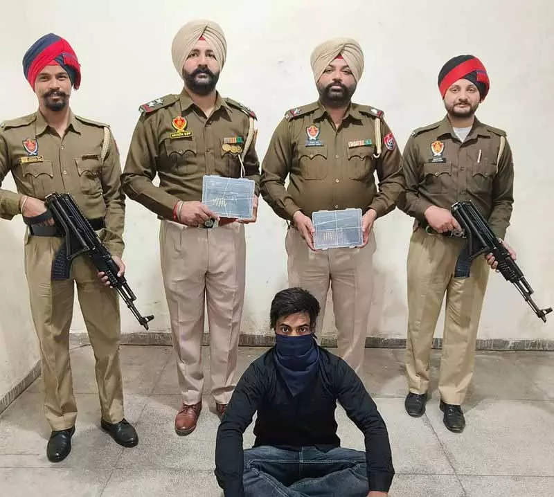 Jalandhar में बंबीहा गैंग का शूटर गिरफ्तार, 2 पिस्तौलें जब्त Jalandhar में बंबीहा गैंग का शूटर गिरफ्तार, 2 पिस्तौलें जब्त