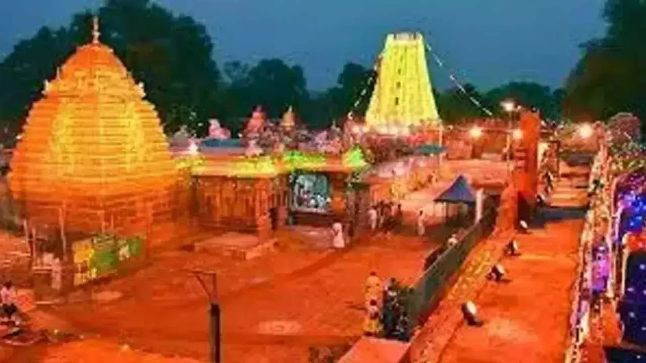 Andhra Pradesh : श्रीशैलम में हर्षोल्लास के साथ महाशिवरात्रि ब्रह्मोत्सव चल रहा Andhra Pradesh : श्रीशैलम में हर्षोल्लास के साथ महाशिवरात्रि ब्रह्मोत्सव चल रहा