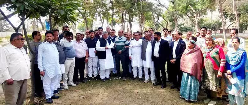 Haryana: अंतरजातीय विवाह विवाद को सुलझाया, परिवारों ने गिरफ्तार दुकानदारों के लिए न्याय की मांग की Haryana: अंतरजातीय विवाह विवाद को सुलझाया, परिवारों ने गिरफ्तार दुकानदारों के लिए न्याय की मांग की