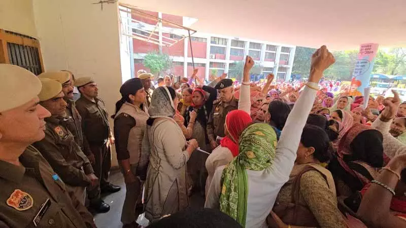 Jhajjar में आंगनवाड़ी कार्यकर्ताओं ने राशन और पदोन्नति लाभ को लेकर किया प्रदर्शन Jhajjar में आंगनवाड़ी कार्यकर्ताओं ने राशन और पदोन्नति लाभ को लेकर किया प्रदर्शन