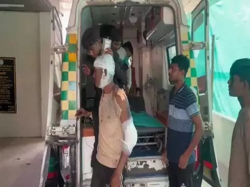 झपकी आने पर ड्राइवर ने खोया नियंत्रण, माजदा में सवार 6 लोग घायल झपकी आने पर ड्राइवर ने खोया नियंत्रण, माजदा में सवार 6 लोग घायल