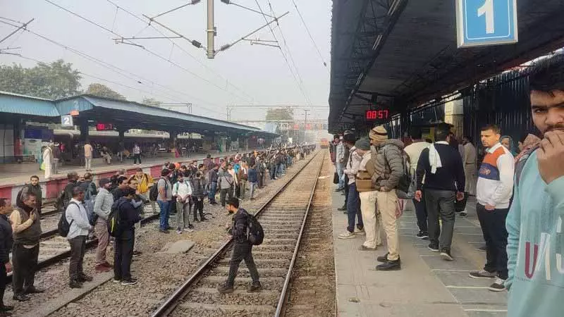 Maha Kumbh विशेष ट्रेनें बंद होने से यात्री परेशान Maha Kumbh विशेष ट्रेनें बंद होने से यात्री परेशान