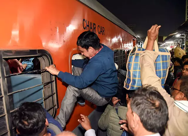 Tamil Nadu : रेलगाड़ियों में अनारक्षित डिब्बों की संख्या चार से घटाकर दो कर दी गई Tamil Nadu : रेलगाड़ियों में अनारक्षित डिब्बों की संख्या चार से घटाकर दो कर दी गई