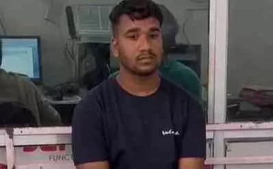 टीआई के सामने सुसाइड की धमकी दे रहा युवक, प्रेमिका को दिलाने की मांग पर अड़ा टीआई के सामने सुसाइड की धमकी दे रहा युवक, प्रेमिका को दिलाने की मांग पर अड़ा