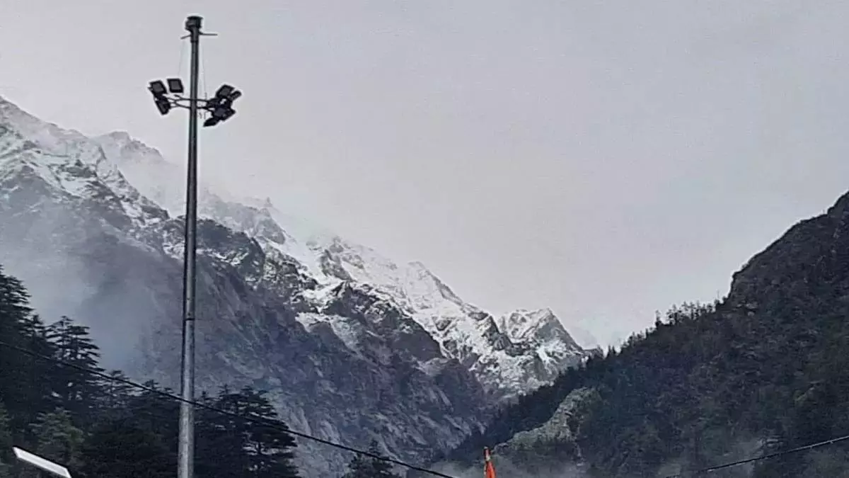 Weather: पहाड़ से मैदान तक बढ़ी ठंड, आज भी बारिश के आसार Weather: पहाड़ से मैदान तक बढ़ी ठंड, आज भी बारिश के आसार