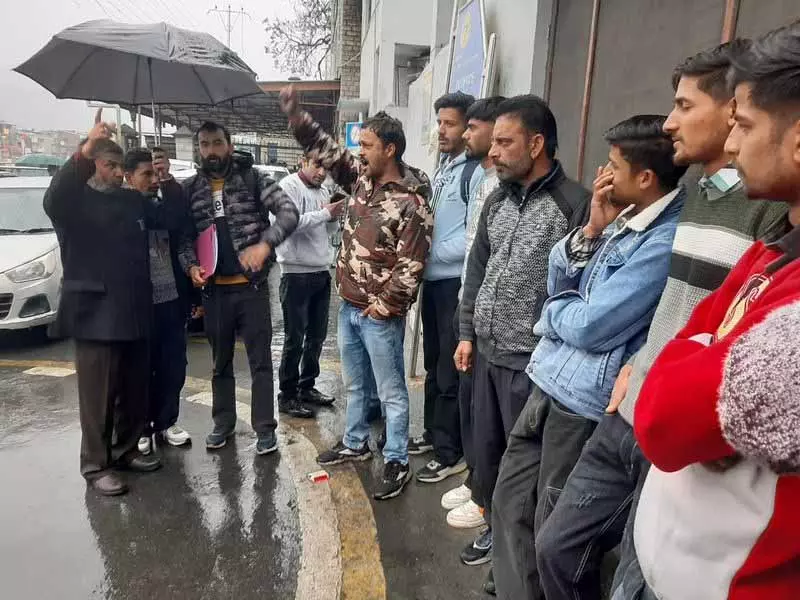 नौकरी के इच्छुक उम्मीदवारों ने Jal Shakti विभाग में ‘भर्ती अनियमितताओं’ का विरोध किया नौकरी के इच्छुक उम्मीदवारों ने Jal Shakti विभाग में ‘भर्ती अनियमितताओं’ का विरोध किया