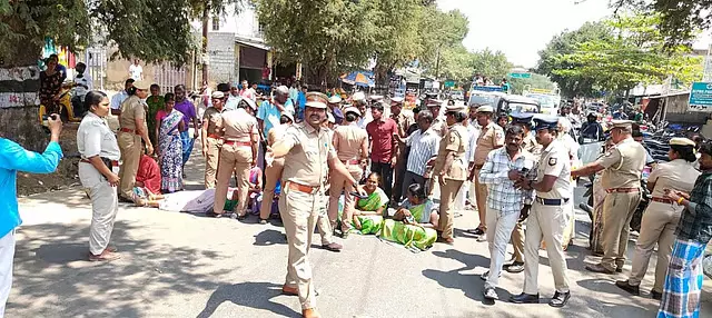 निर्माण मजदूर ने की आत्महत्या: धरना दे रहे रिश्तेदार गिरफ्तार निर्माण मजदूर ने की आत्महत्या: धरना दे रहे रिश्तेदार गिरफ्तार