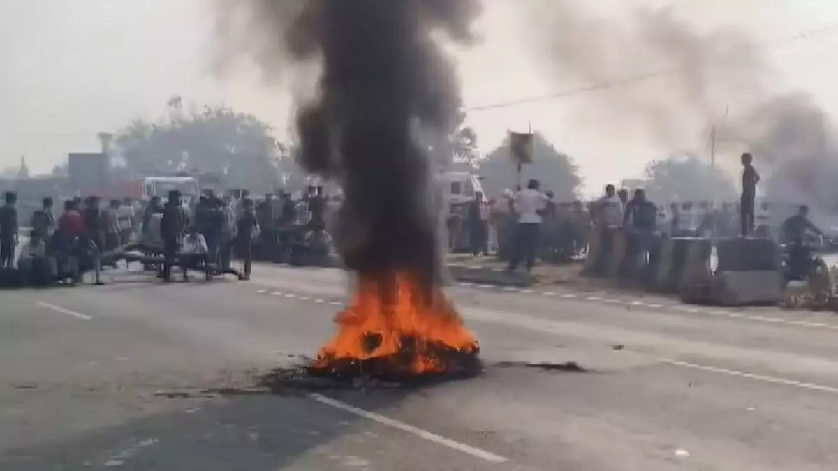 Bihar: मैट्रिक परीक्षा में नकल को लेकर सासाराम में झड़प में 1 छात्र की मौत, 2 घायल Bihar: मैट्रिक परीक्षा में नकल को लेकर सासाराम में झड़प में 1 छात्र की मौत, 2 घायल