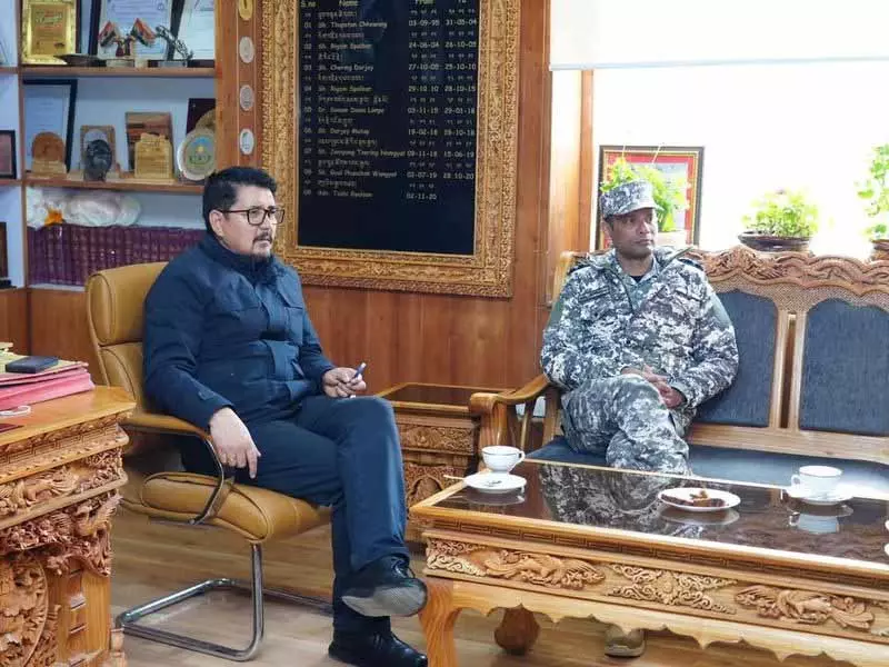 लेह CEC और वायुसेना अधिकारियों ने हवाई संपर्क पर चर्चा की लेह CEC और वायुसेना अधिकारियों ने हवाई संपर्क पर चर्चा की