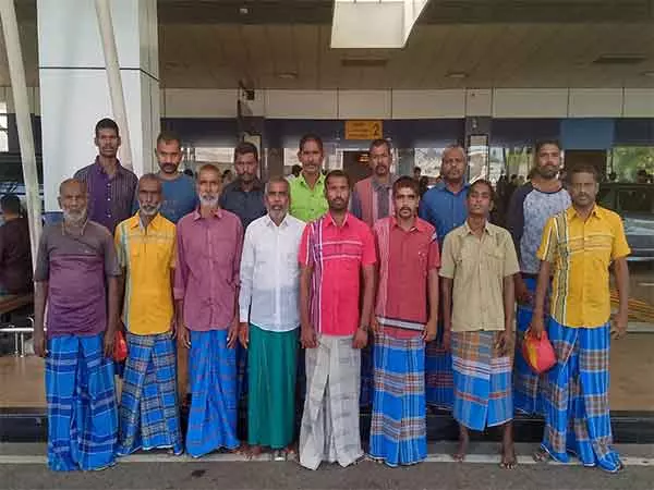 Sri Lanka द्वारा गिरफ्तार किए गए 15 भारतीय मछुआरे भारत लौटे Sri Lanka द्वारा गिरफ्तार किए गए 15 भारतीय मछुआरे भारत लौटे