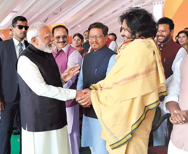 Andhra: उपमुख्यमंत्री पवन कल्याण से प्रधानमंत्री ने मजेदार बातचीत की Andhra: उपमुख्यमंत्री पवन कल्याण से प्रधानमंत्री ने मजेदार बातचीत की