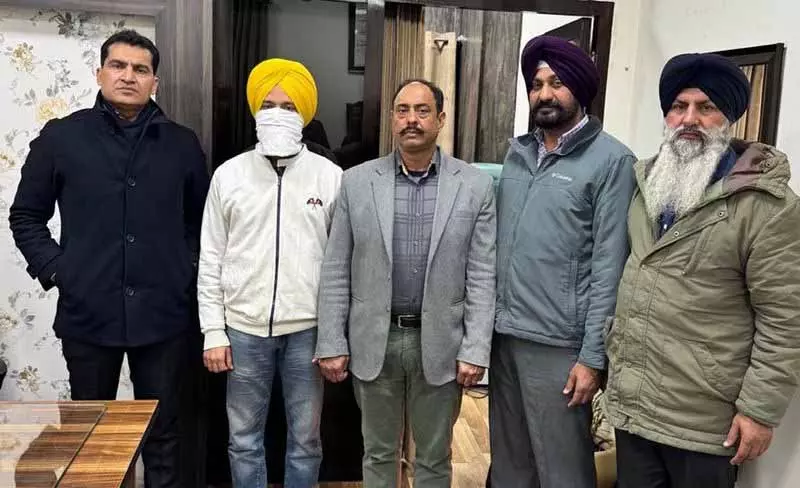 Jalandhar: रिश्वत मामले में भगोड़े श्रम अधिकारी ने किया आत्मसमर्पण Jalandhar: रिश्वत मामले में भगोड़े श्रम अधिकारी ने किया आत्मसमर्पण