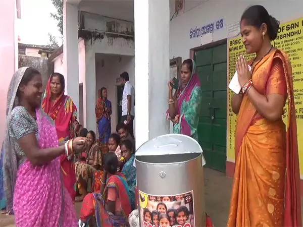 Mayurbhanj: सनखुंटिया सरपंच की मुथे चौला पहल, अनाथ बच्चों के चेहरे पर मुस्कान ला रही Mayurbhanj: सनखुंटिया सरपंच की मुथे चौला पहल, अनाथ बच्चों के चेहरे पर मुस्कान ला रही