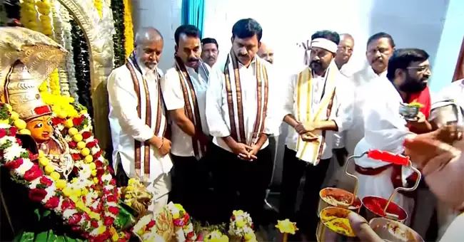 Telangana: सीएम रेवंत ने पोलेपल्ली में येल्लम्मा की मां को रेशमी वस्त्र भेंट किए Telangana: सीएम रेवंत ने पोलेपल्ली में येल्लम्मा की मां को रेशमी वस्त्र भेंट किए