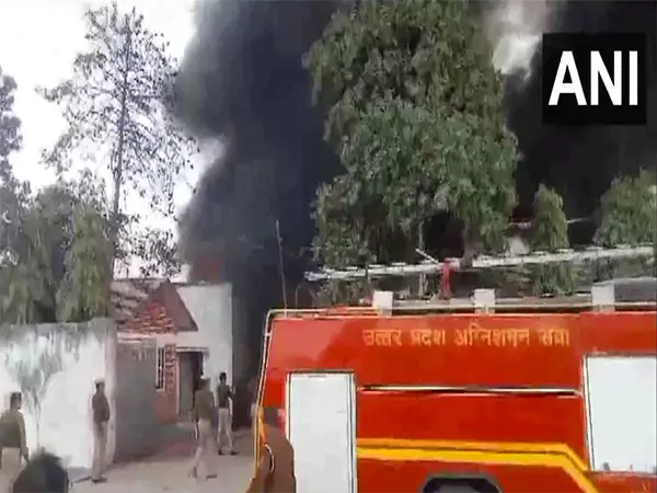 Sitapur में केमिकल फैक्ट्री में लगी आग, कोई हताहत नहीं Sitapur में केमिकल फैक्ट्री में लगी आग, कोई हताहत नहीं