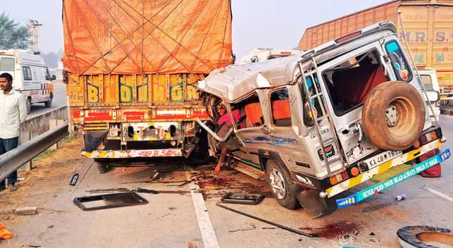 हाईवे पर सड़क हादसा: 5 लोगों की मौत 9 घायल, क्रेन की मदद से ट्रक और जीप को अलग किया गया हाईवे पर सड़क हादसा: 5 लोगों की मौत 9 घायल, क्रेन की मदद से ट्रक और जीप को अलग किया गया