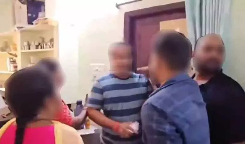 GHMC अधिकारी को पत्नी ने दूसरी महिला के साथ पकड़ा GHMC अधिकारी को पत्नी ने दूसरी महिला के साथ पकड़ा
