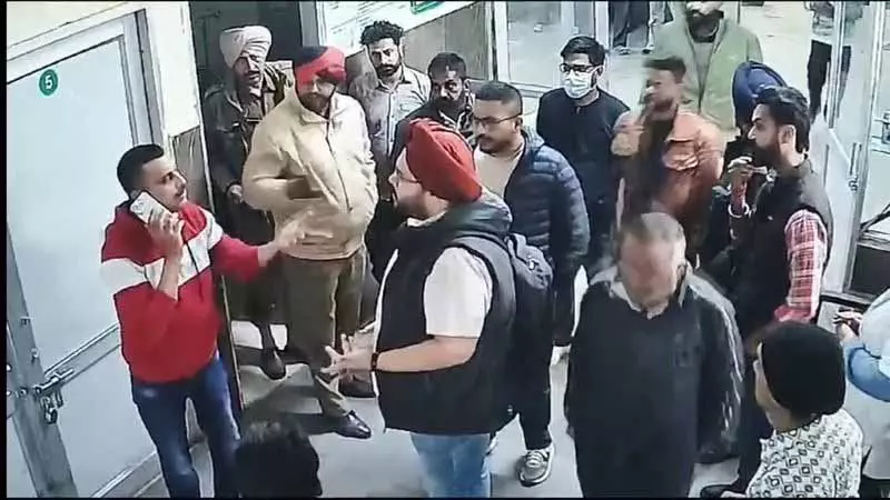 Hospital में हंगामा करने के आरोप में कार्यकर्ता पर मामला दर्ज Hospital में हंगामा करने के आरोप में कार्यकर्ता पर मामला दर्ज