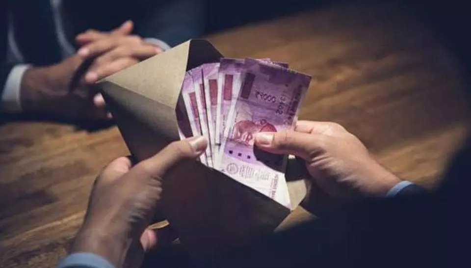 BIG BREAKING: रिश्वत की रकम गिन रहा था ड्राइवर, ACB ने रंगेहाथ पकड़ा BIG BREAKING: रिश्वत की रकम गिन रहा था ड्राइवर, ACB ने रंगेहाथ पकड़ा