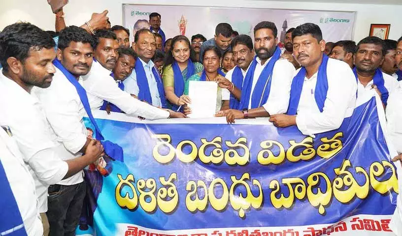 बीआरएस MLC Kavitha ने रेवंत की आलोचना की, एससी वर्गीकरण, दलित बंधु पर कार्रवाई की मांग की बीआरएस MLC Kavitha ने रेवंत की आलोचना की, एससी वर्गीकरण, दलित बंधु पर कार्रवाई की मांग की