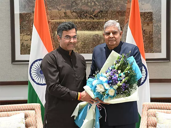 Delhi के मंत्री प्रवेश साहिब सिंह ने उपराष्ट्रपति धनखड़ से मुलाकात की Delhi के मंत्री प्रवेश साहिब सिंह ने उपराष्ट्रपति धनखड़ से मुलाकात की