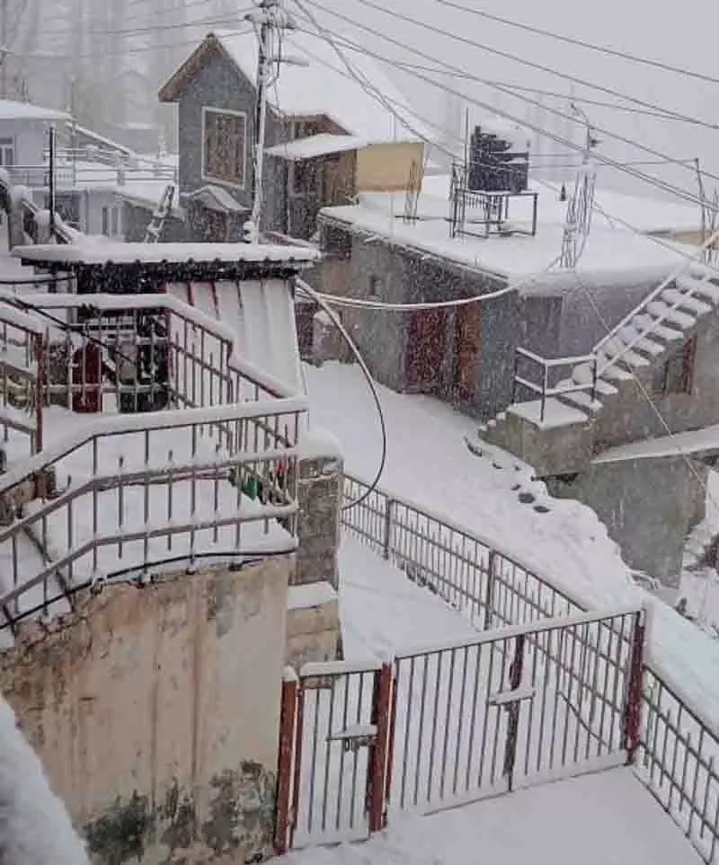 भारी बर्फबारी से Manali-Leh राजमार्ग पर यातायात बाधित भारी बर्फबारी से Manali-Leh राजमार्ग पर यातायात बाधित