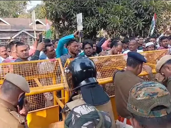 Assam: कांग्रेस कार्यकर्ताओं ने अपने सांसद रकीबुल हुसैन पर हमले के खिलाफ प्रदर्शन किया Assam: कांग्रेस कार्यकर्ताओं ने अपने सांसद रकीबुल हुसैन पर हमले के खिलाफ प्रदर्शन किया
